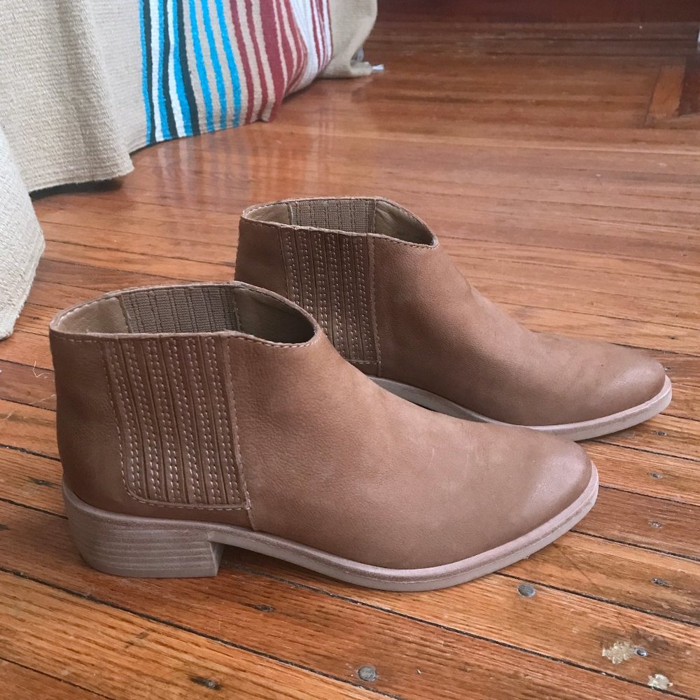 Dolce Vita Towne booties tan suede